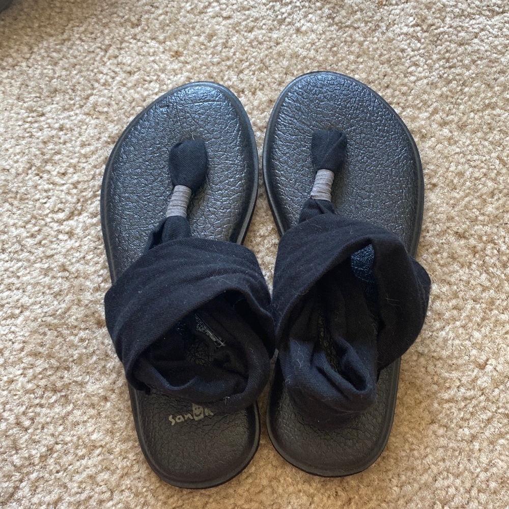Sanuk sandels
